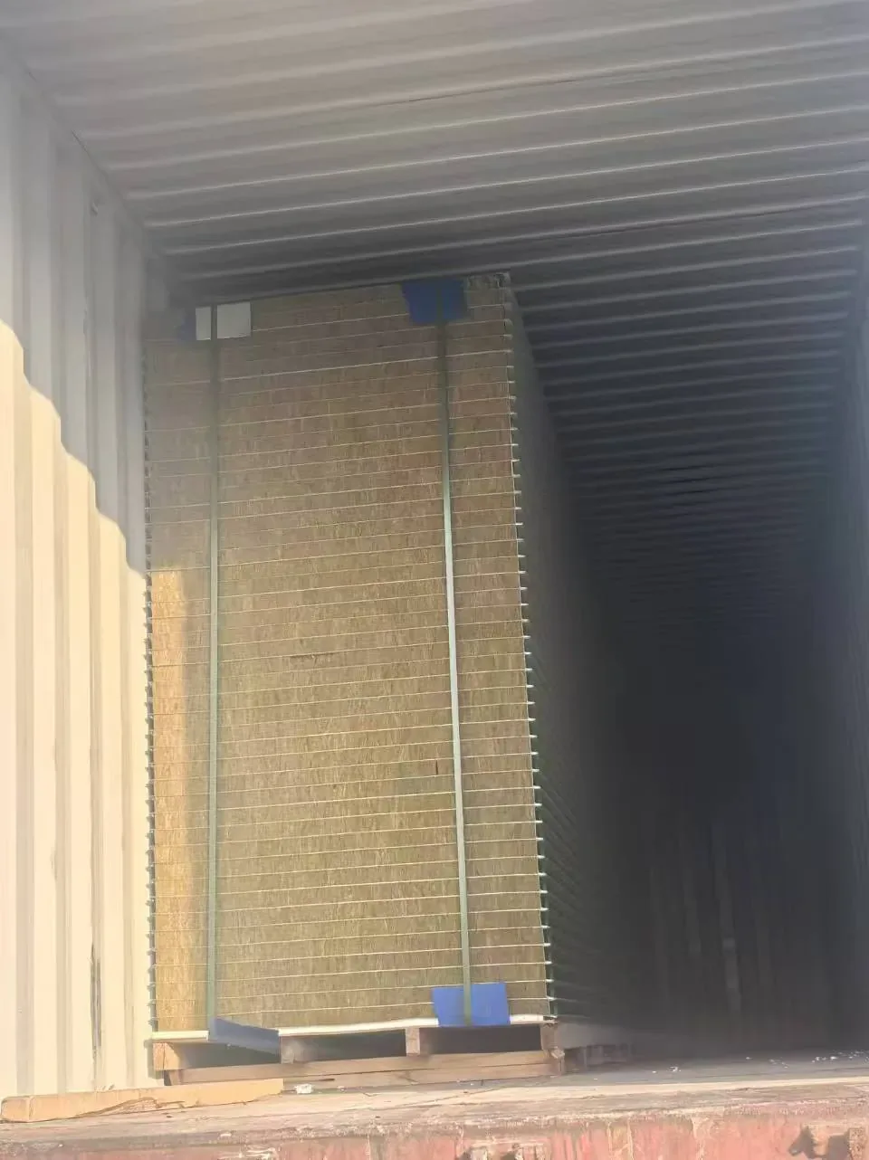 Rock wool roof panels in 40HQ containers for Indonesia