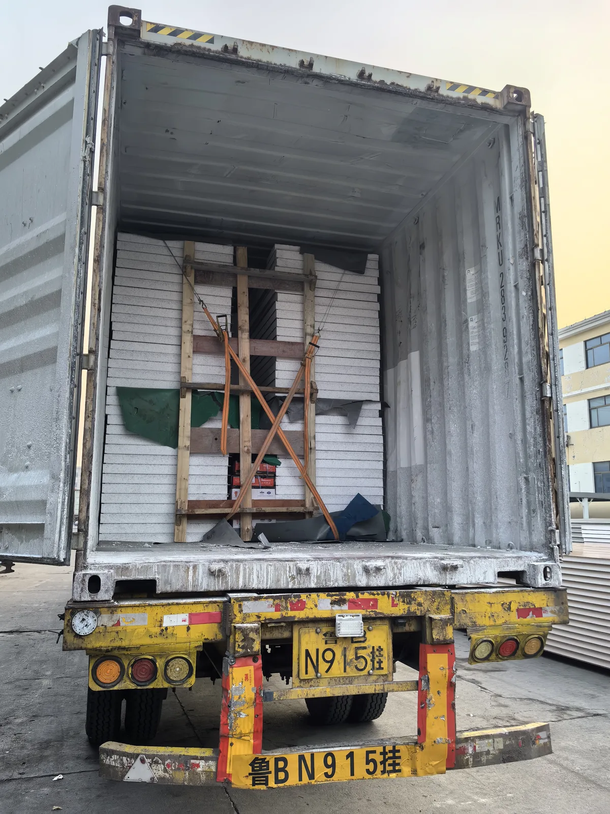Loading LIAOHE sandwich panels into a 40HQ container at the factory